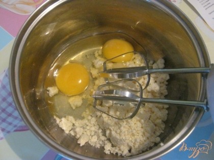 Творог взбить с яйцами, добавить половину кефира.