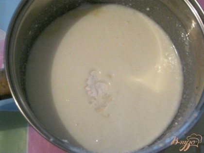 В оставшееся кислое молоко добавить соду и хорошо перемешать.