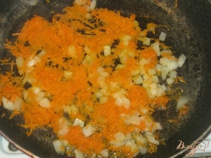 Тем временем натереть на терке морковь, измельчить лук. Обжарить подготовленные овощи на растительном масле. Затем добавить в бульон к картофелю.