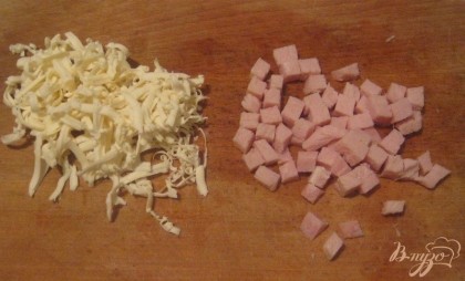 Мясо нарезать кубиками или соломкой, но помельче, сыр натереть на крупной терке. Выложить в почти готовый суп.
