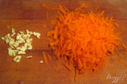 Натереть на крупной терке морковь, чеснок измельчить.