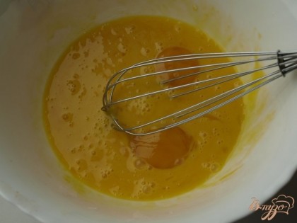 Когда сахарный сироп остынет и можно продолжать приготовление десерта.В миску разбить 2 яйца и к ним добавить 5 желтков (белки нам не понадобятся). Хорошо взбить венчиком.