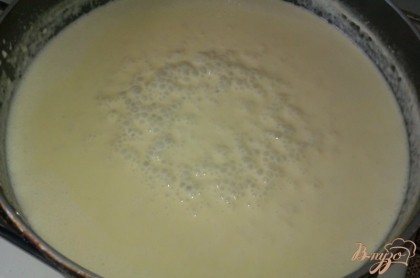 На огне больше среднего при постоянном помешивании варим соус, пока он не загустеет, а сыр не расплавится. Это происходит довольно быстро.