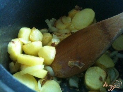 В небольшой кастрюльке на оливковом масле поджарить до золотистого цвета луковицу и сырой картофель. Это придаст супу дополнительный вкус.