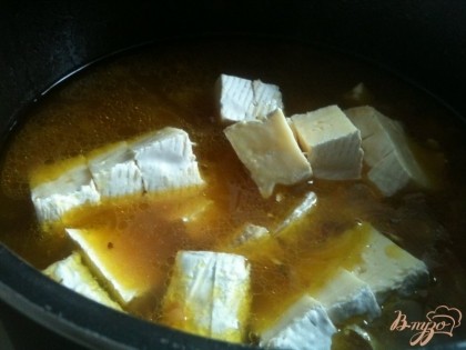 Картофель с луком залить бульоном. Готовить до полной готовности картофеля.Затем добавить сыр.