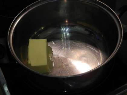 Растопить сливочное масло в кастрюльке