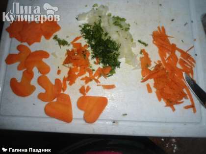 Нарезала лук, зелень, морковь.  Формочками выдавили из моркови фигурки. Добавили овощи в суп. Посолили по вкусу.