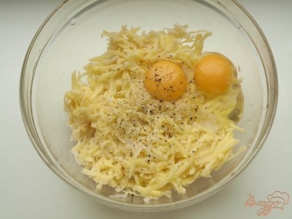 Из указанного количества ингредиентов получается 4 картофельных блина, я готовила по 2 штуки.Картофель перекладываем в миску, добавляем яйца, солим и перчим.Хорошо перемешиваем.