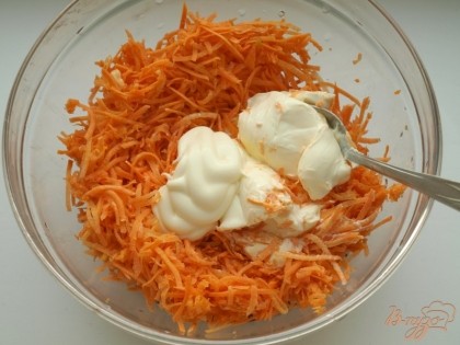 Морковь натираем на тёрке, добавляем плавленый мягкий сыр и майонез, хорошо перемешиваем.
