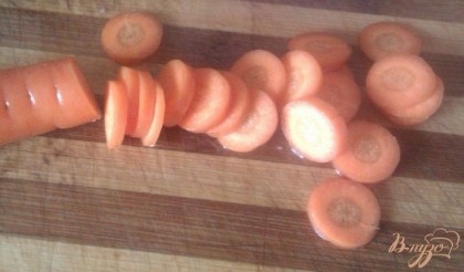 Морковь очищаем и нарезаем кружочками.