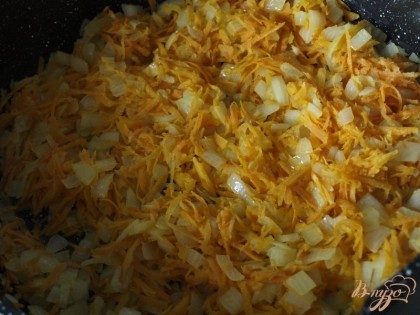 На растительном масле обжарить лук,добавить натёртую морковь.Затем отдельно обжарить нарезанный болгарский перец.