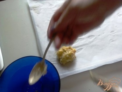 Переложить тесто в миску, добавить 4 яйца по одному. Пятое яйцо слегка взбить, половину вылить в тесто, половину оставить для смазывания, чтобы после выпечки получилась красивая корочка.