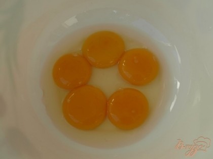 В миску разбить 2 яйца,добавить к ним ещё 3 желтка,а оставшиеся белки убрать на время в холодильник.