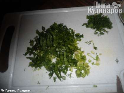 А пока займемся салатом. Порезать зелень: черемшу (немного посолить и помять), кинзу, укроп.