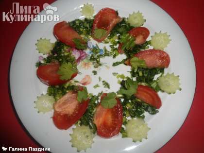Огурец и помидор  порезать ломтиками. На блюдо положить салат и сразу украсить. Полить оливковым  маслом.