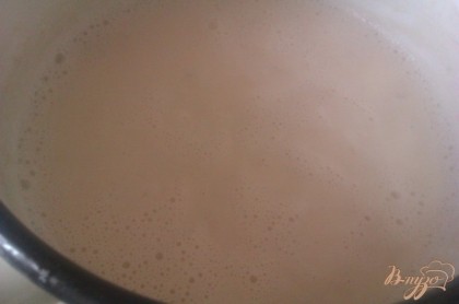 В процессе готовки не только разбухает гречка, но и сам суп приобретает приятный цвет молоко с какао. Периодически помешиваем суп, чтобы не пригорела крупа. За пять минут до окончания варки добавляем соль с сахаром по вкусу.