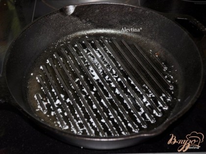 Разогреем духовку до 210гр. Чугунною сковороду или жаростойкую смазать маслом и поставить в сторону.