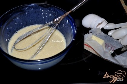 В блендаре или вручную смешать муку, яйца,молоко,соль,ванилин, сахар. Вылить на сковороду и поставить в духовку на 20 мин.