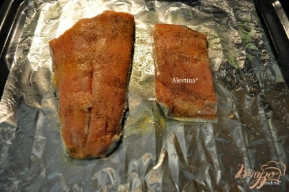 Разморозить рыбу. Подготовить духовку,если нет гриля до 200гр. Посолить филе и поперчить по вкусу. Противень сбрызнуть или смазать слегка маслом или застелить фольгой. Запекать рыбу примерно 5мин.