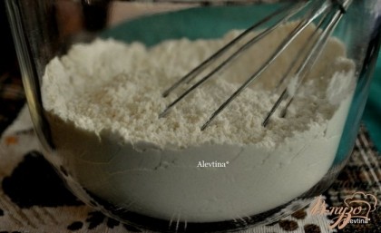 В отдельной посуде перемешать муку и соль.