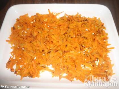 Морковь потереть на крупной терке и обжарить на растительном масле
