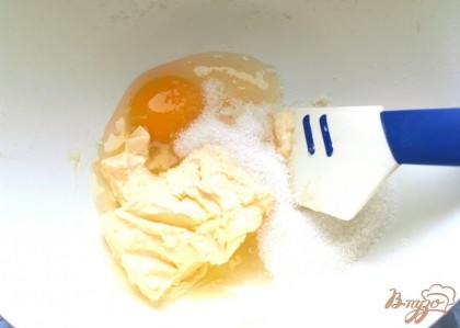 Мягкое масло смешать с яйцом и сахаром.