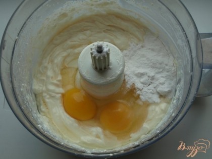 С помощью комбайна смешать творог со сливками и сахаром,добавить яйца,лимонный сок и крахмал.