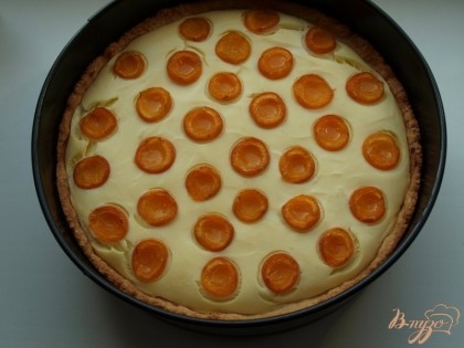 Пирог выпекать в разогретой духовке:при 200 градусах 15 минут,затем ещё 30 минут при 180 градусах.