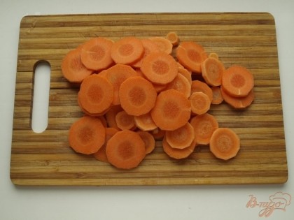 Морковь очистить и нарезать кружочками.В кипящую воду опустить морковь, через 5 минут - капусту, варить еще 5-7 минут.