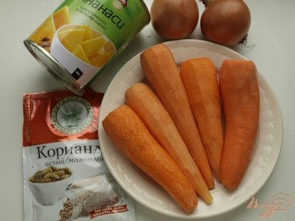 Основная «скрипка» в этом супе это морковь, которая оттеняется ананасами и луком.