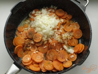 Растапливаем в сковороде сливочное масло, выкладываем морковь, добавляем мелко нарезанный лук, чёрный и красный перец, карри, кориандр и соль.Тушим 15 минут помешивая.