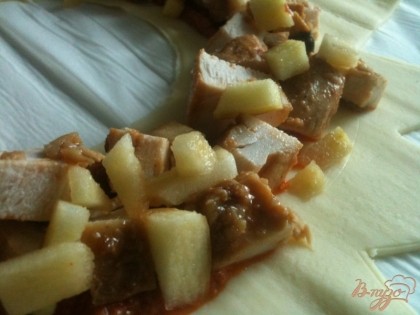 Разложить кусочки готового мяса (у меня курятина) с кусочками яблока.