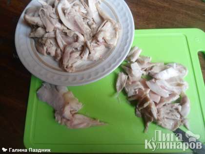 Отварить и порезать на кусочки куриное мясо