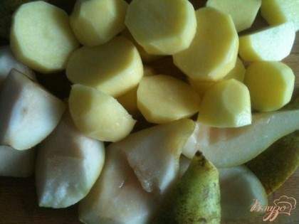 Картофель почистить и нарезать на кубики. У груш вынуть серединку с семечками .Уложить в небольшую кастрюльку , залить овощным бульоном и поставить вариться на 10 мин с момента закипания .