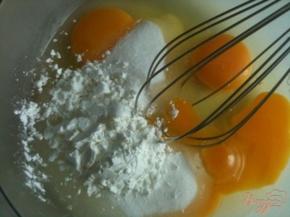 Яйца размешать с сахаром и крахмалом.