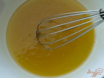 Маргарин или сливочное масло следует растопить и остудить до комнатной температуры,добавить яйцо и сахар,хорошо размешать.
