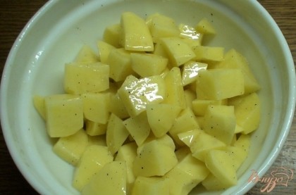 Картофель почистим и нарежем кубиками, также посолим и смешаем с маслом.