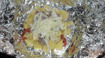 далее часть картофеля, следом часть мяса. Лук отожмем и промоем от маринада, добавим в него немного майонеза и кладем сверху на мясо.