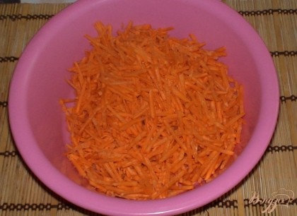 А тем временем, почистим морковь и потрем ее на терке для корейской моркови.
