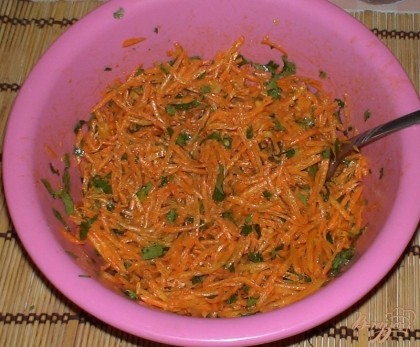 Обжарим слегка морковь на подсолнечном масле. Выдавим в нее чеснок, посолим по вкусу, нарежем кинзу и хорошо перемешаем.