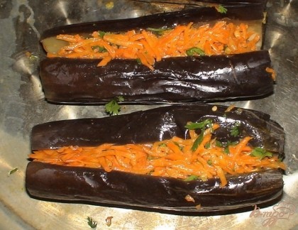 Достаем наши баклажаны и начиняем приготовленной морковью.