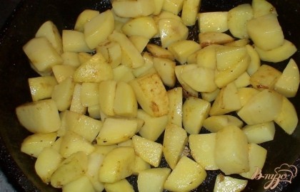 Обжариваем картофель в другой сковороде до полуготовности.