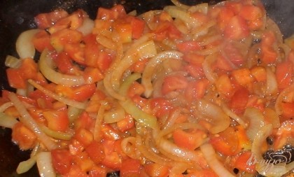 Обжариваем лук пару минут, добавляем к нему помидоры и жарим еще пару минут.