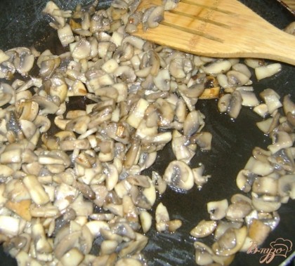 Далее обжариваем их на сковороде до золотистого цвета, в процессе добавляем любимую приправу по вкусу (у меня куриная). Готовые грибы распределяем по нашим горшочкам.