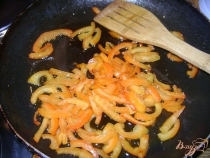 Болгарский перец режем соломкой, опять обжариваем до золотистого состояния и в горшочки.