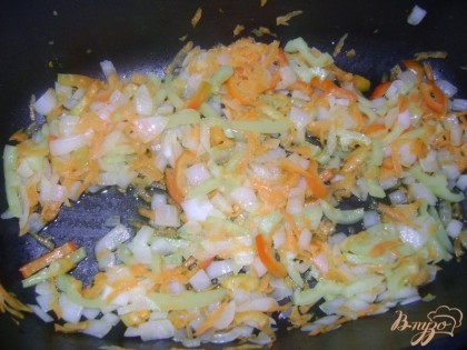 Обжариваем лук пару минут, добавляем к нему морковку, еще жарим пару минут, далее добавляем болгарский перец, и жарим до золотистого цвета овощей, постоянно помешивая их.
