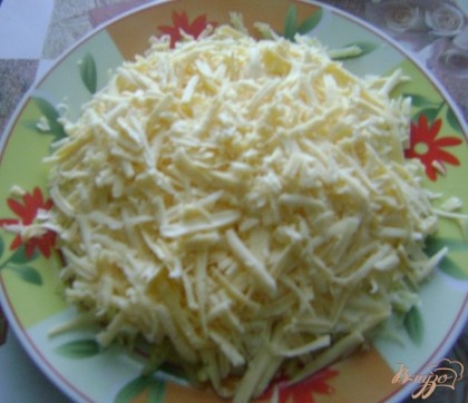 На крупной терке трем сыр, половину сырной массы выкладываем вторым слоем и смазываем майонезом.
