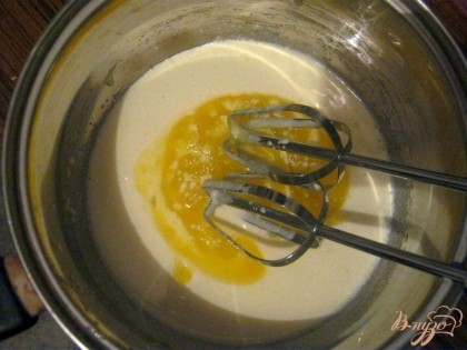 Затем добавить размягченное сливочное масло и продолжать взбивать до однородного состояния.