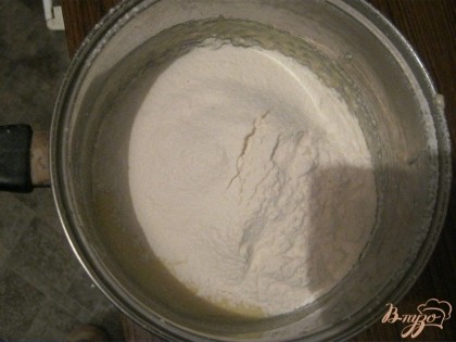 В полученную массу добавить ванилин, просеянную и смешанную с разрыхлителем муку. Замесить мягкое тесто.