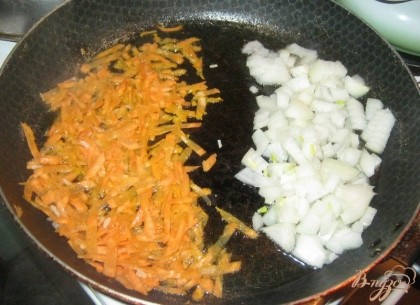 Пока фарш охлаждается, следует приготовить соус для будущих тефтелей. Для этого в большом количестве растительного масла обжарить до золотистости натертую морковь и мелко нарезанный репчатый лук.